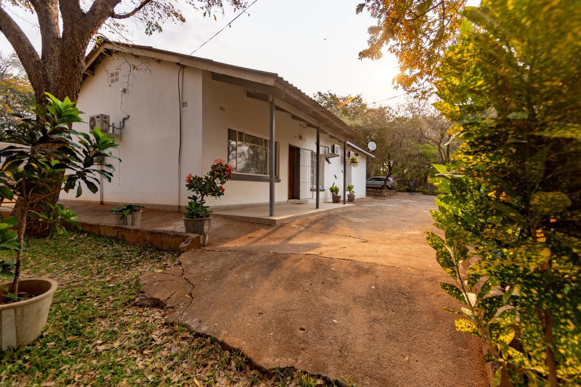 Wood Road Guest Lodge Victoria Falls Exterior foto