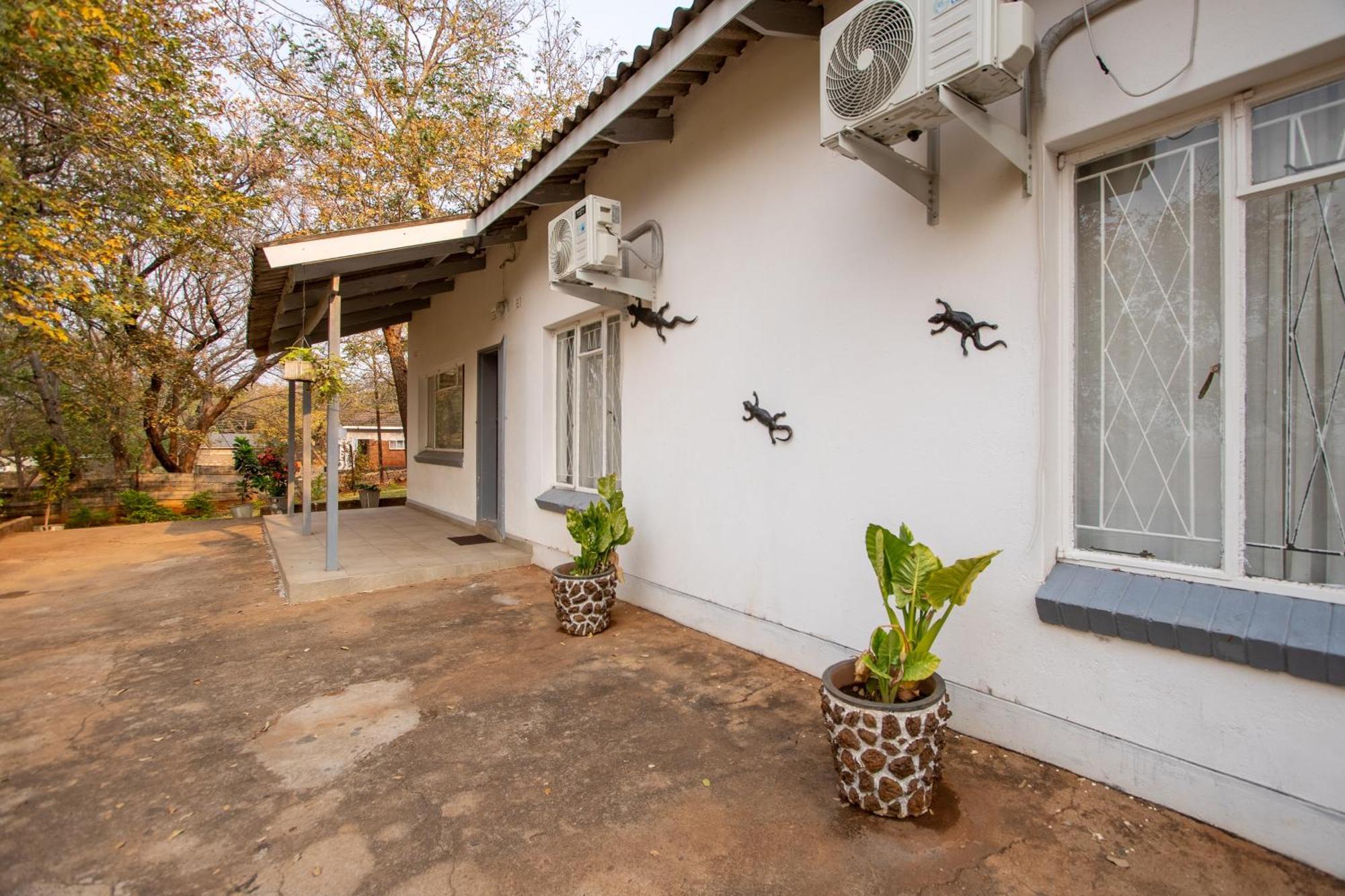 Wood Road Guest Lodge Victoria Falls Exterior foto