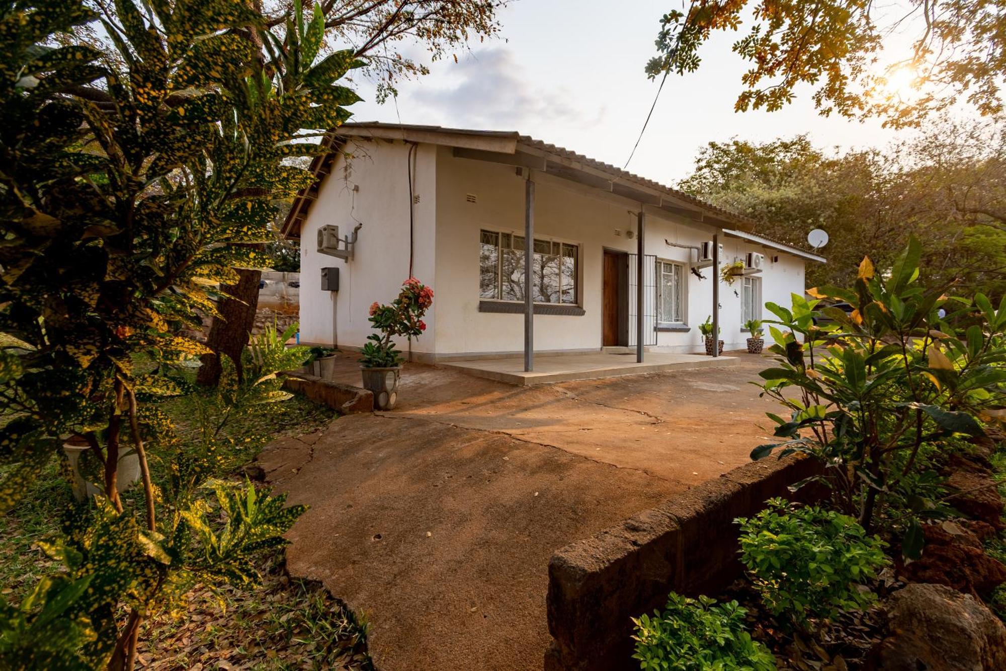 Wood Road Guest Lodge Victoria Falls Exterior foto