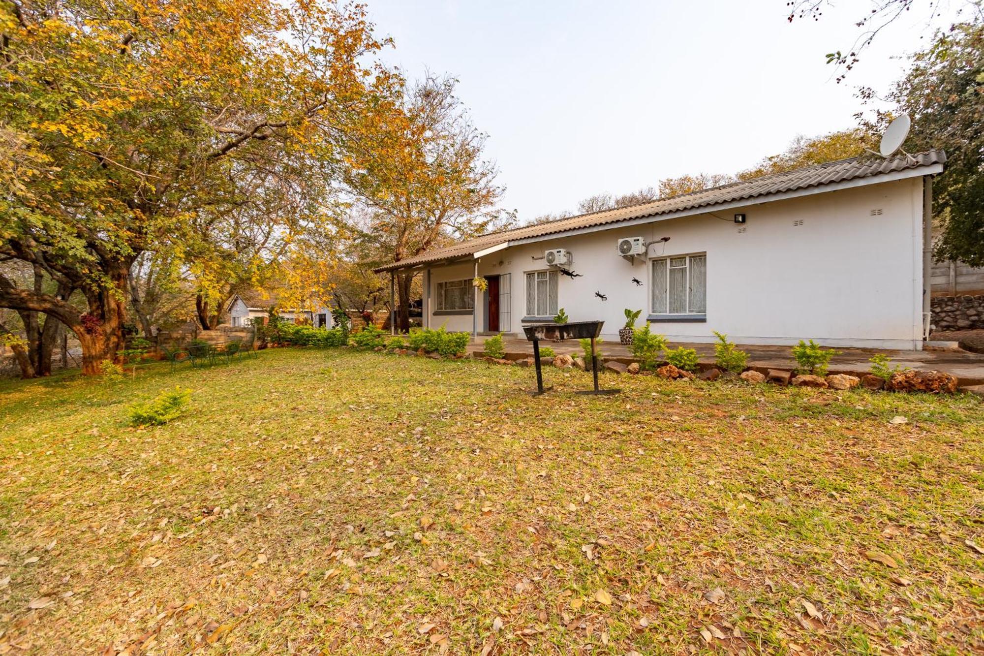 Wood Road Guest Lodge Victoria Falls Exterior foto