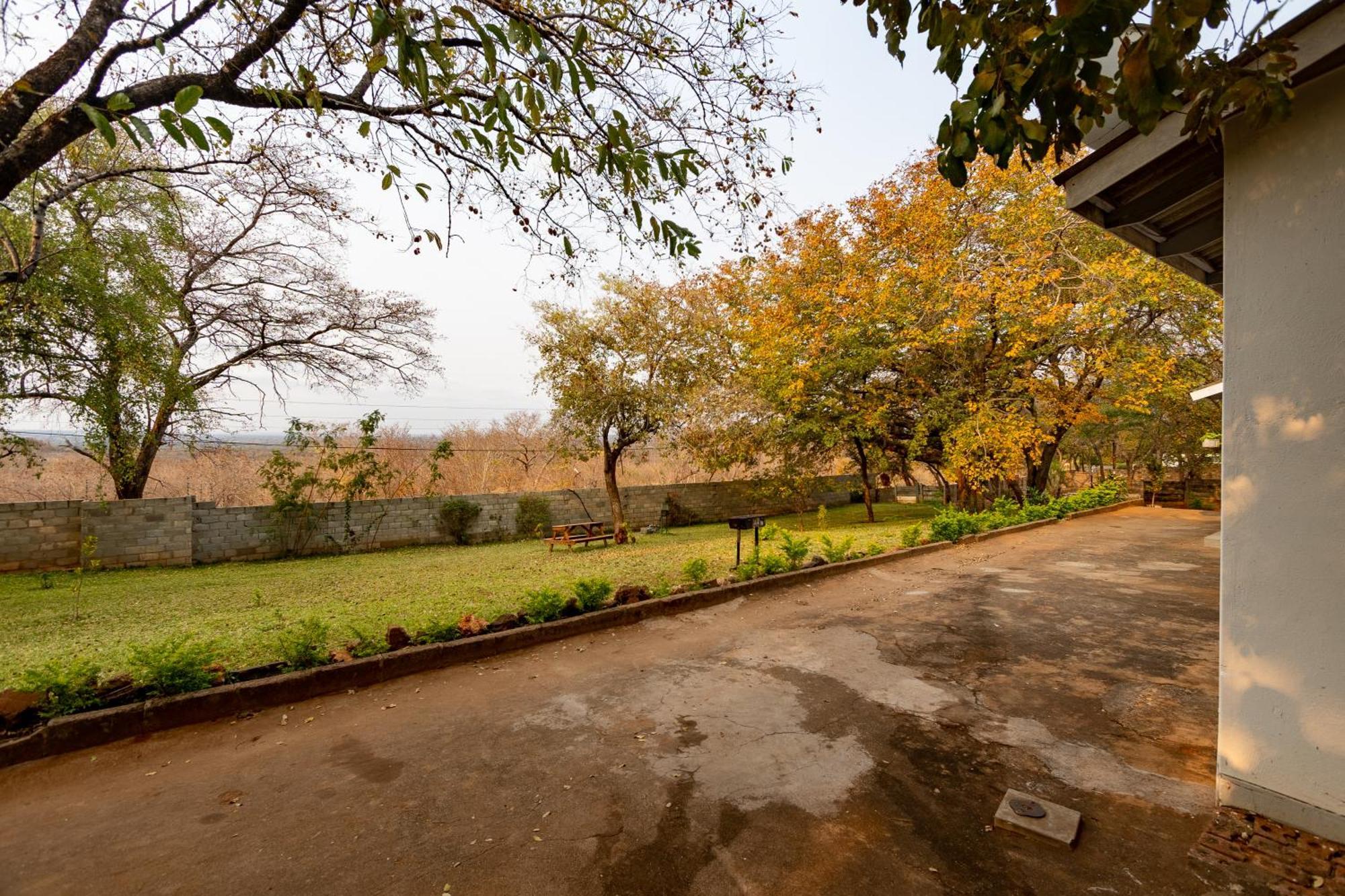 Wood Road Guest Lodge Victoria Falls Exterior foto