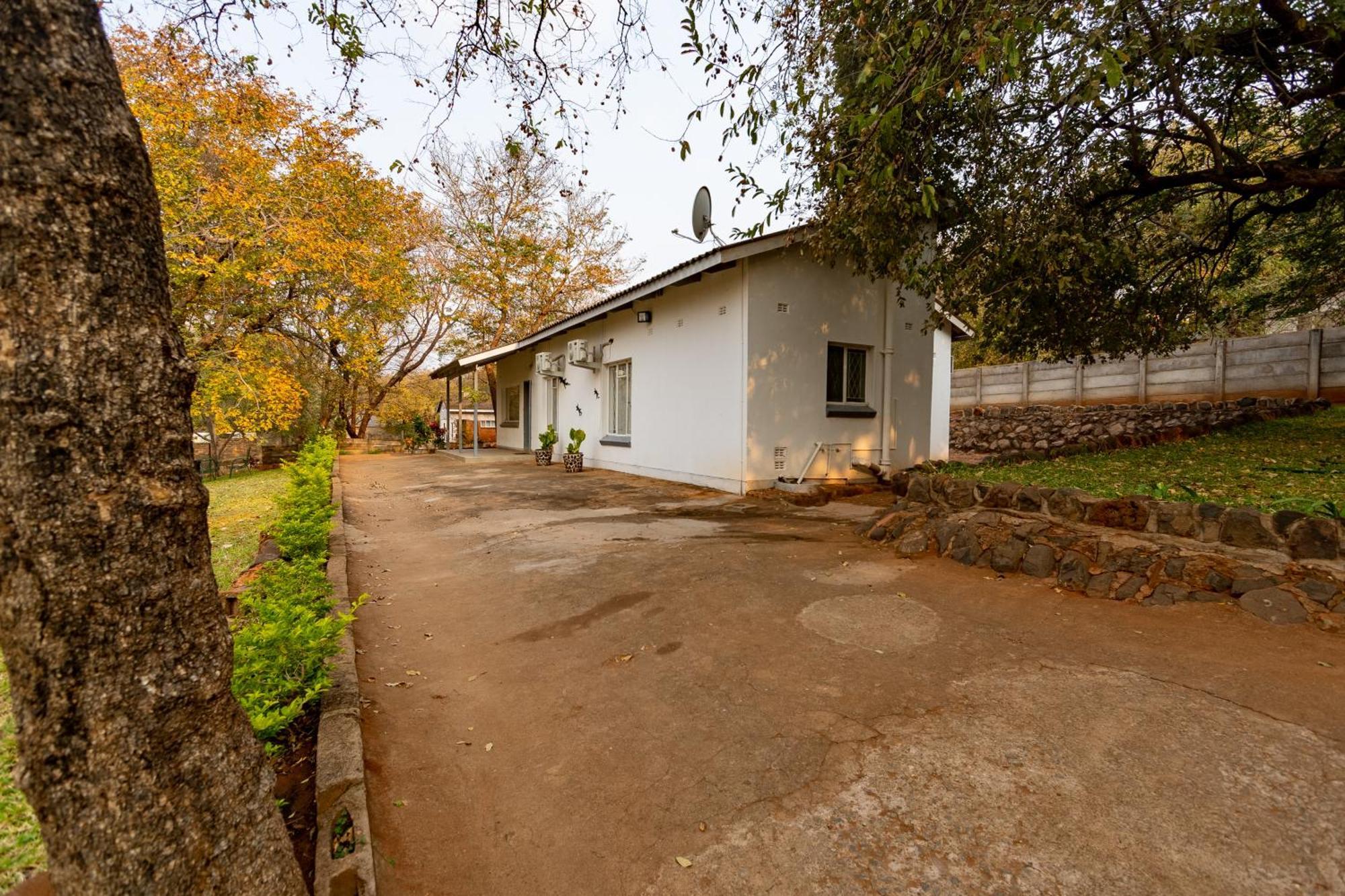 Wood Road Guest Lodge Victoria Falls Exterior foto