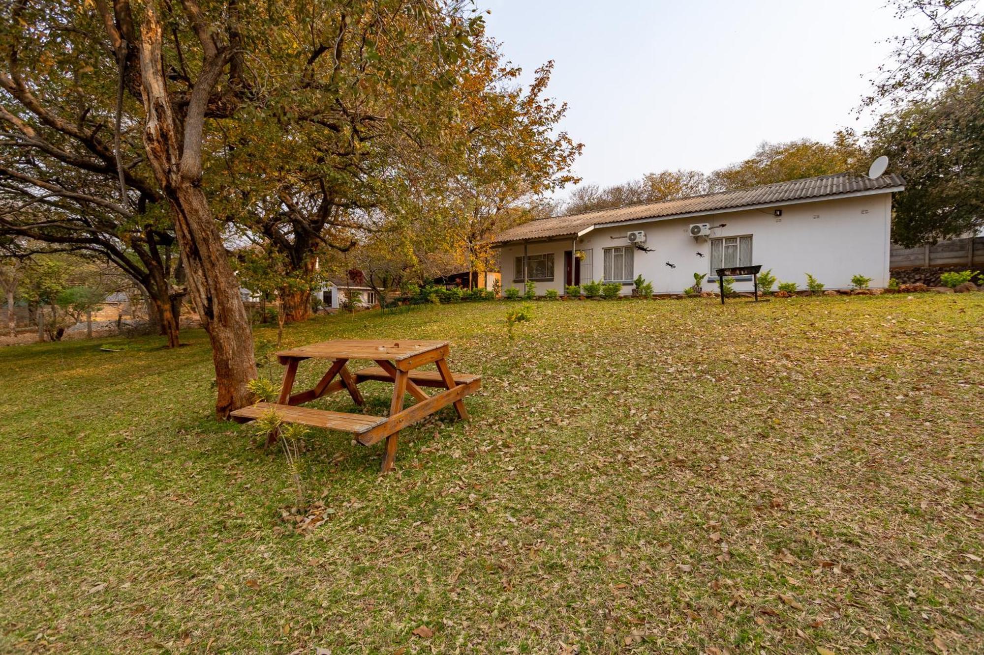 Wood Road Guest Lodge Victoria Falls Exterior foto
